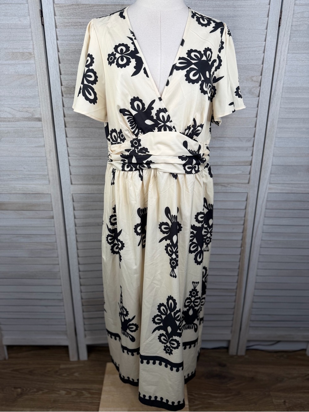 SHEIN (CURVE) V Neck Sash Waist Boho Floral Print Maxi Dress Cream/Black-2XL